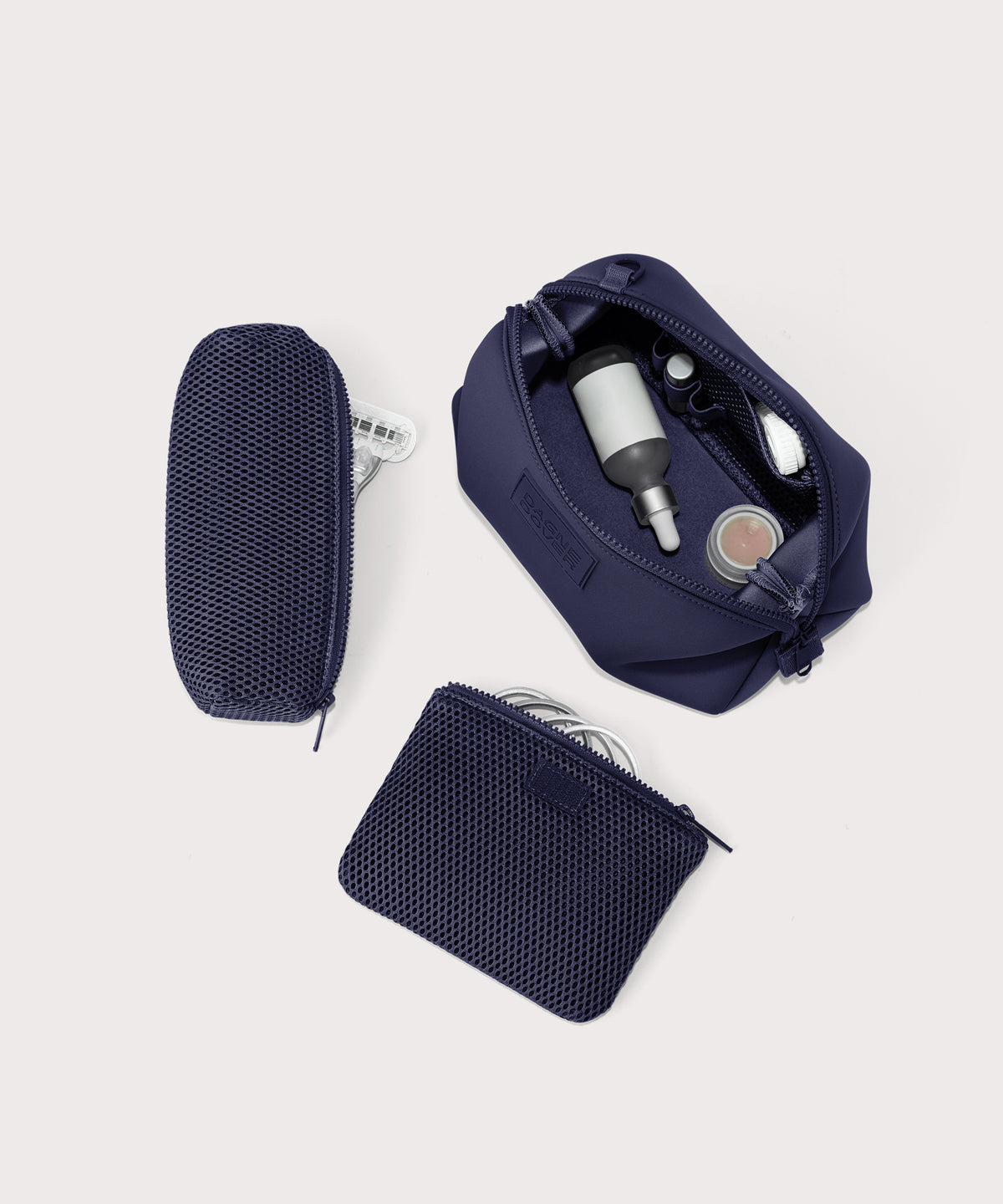 Hunter Toiletry Bag in Storm. Large - Image 2