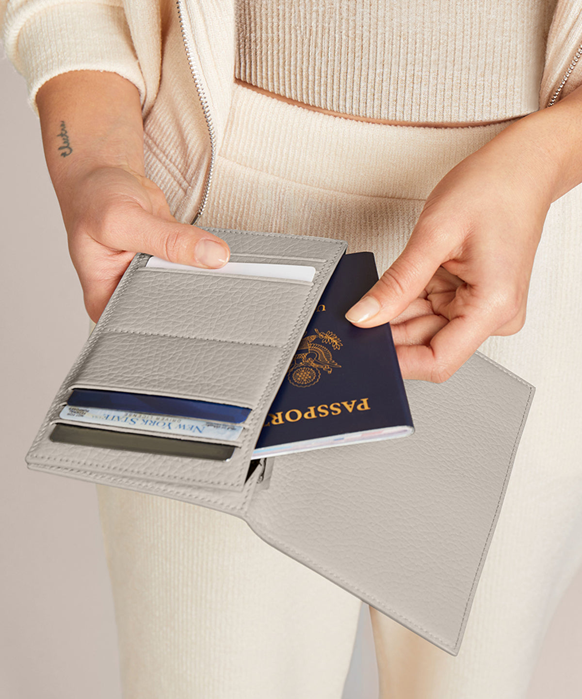 Accordion Travel Wallet in Onyx - Image 5